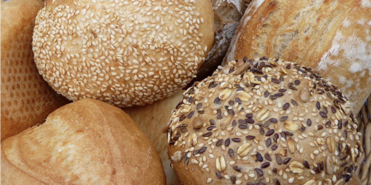 Konsumatorët shqiptarë po e paguajnë dyfish shtrenjtimin e bukës